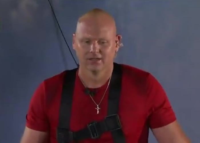 ������Nik Wallenda�ɹ��߸�˿��Խ������������ǻ�ɽ�� ��Ϊ�����һ��