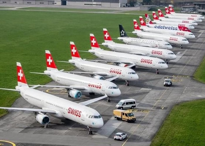 苏黎世机场一排排红色尾翼的瑞士航空格外显眼。