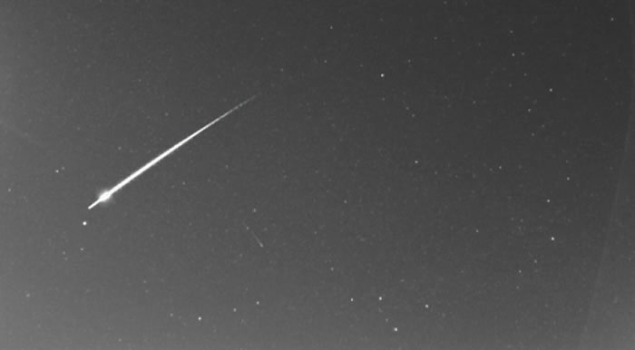 欧洲的比利时和德国上空在短短三个小时内接连出现三颗火流星