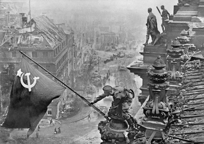 苏军在柏林战役中也付出了巨大代价，约8万名官兵阵亡，受伤人数达到30万。德军百万军团悉数被歼，死亡38万人，约50万人成为苏军的俘虏。. © Sput