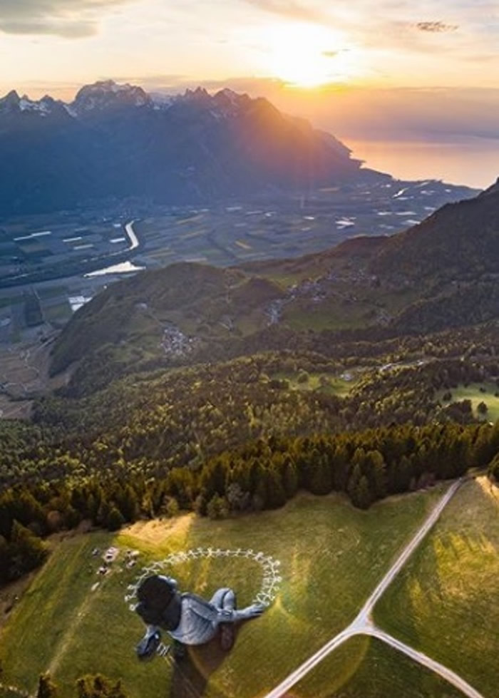 法国艺术家塞Saype在瑞士阿尔卑斯山度假胜地莱西恩完成巨型地画 向世界传递希望
