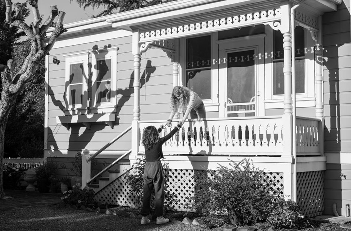 「我女儿卡塔琳娜非常想念她最好的朋友,」摄影师亚丽珊德拉. 桑吉内蒂(Alessandra Sanguinetti)表示,「所以我们从很远的地方开车过来探望她的