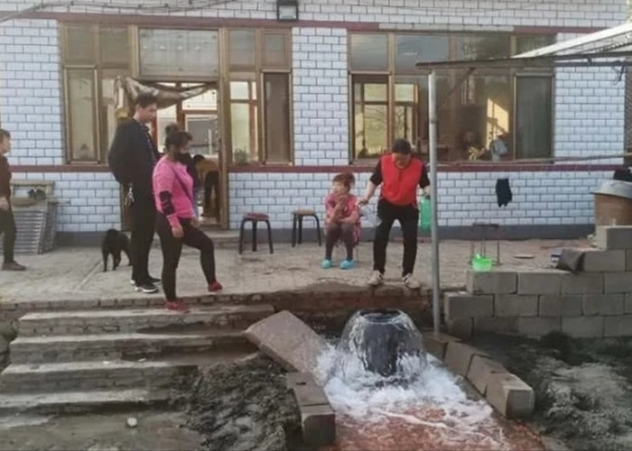 辽宁省葫芦岛村民钻井变喷泉疑涌出金粒 专家:可能是管涌现象