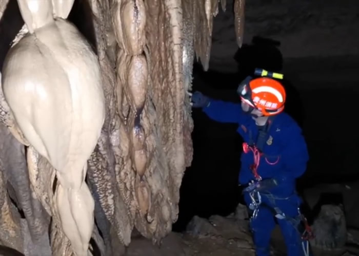 贵州省铜仁市玉屏侗族自治县村民无意挖出岩洞 各种形态钟乳石林立俨然“地下画廊”