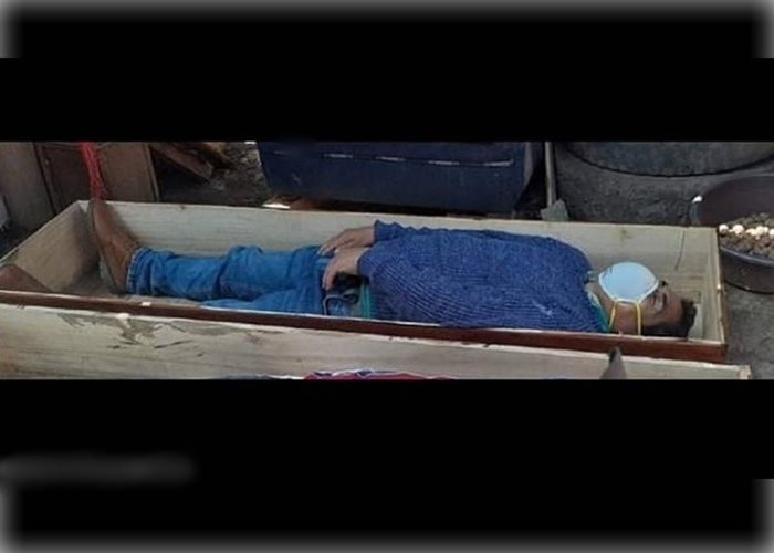 新冠肺炎:秘鲁坦塔拉市市长违禁令与朋友饮酒 避警察躺棺材装死