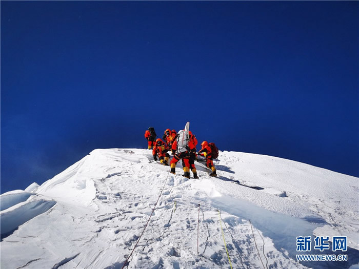 5月27日，2020珠峰高程测量登山队成功登顶。新华社特约记者 边巴 摄