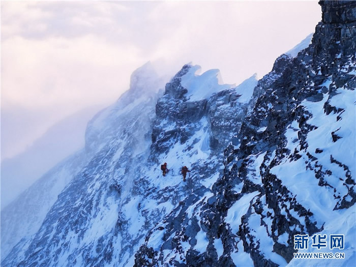 5月27日，2020珠峰高程测量登山队向珠峰峰顶挺进。新华社特约记者 扎西次仁 摄
