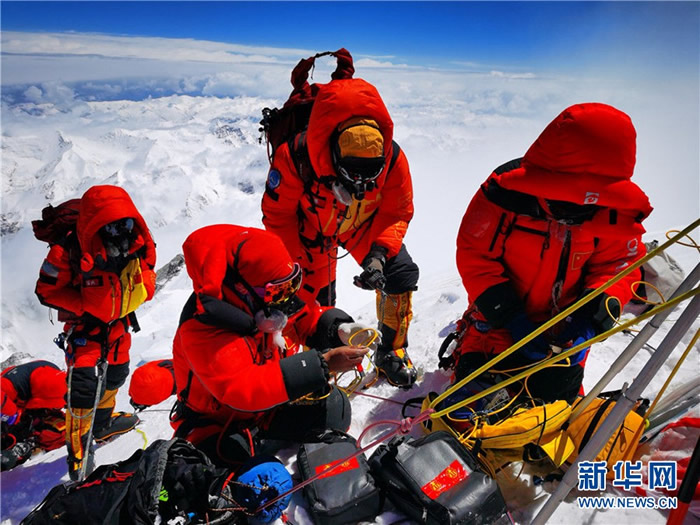 5月27日，2020珠峰高程测量登山队队员在珠峰峰顶开展测量工作。新华社特约记者 扎西次仁 摄