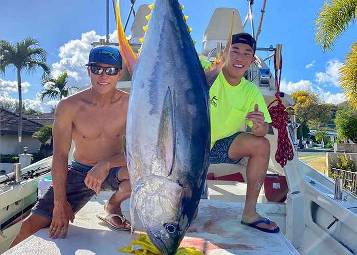 美国夏威夷钓鱼爱好者捕获重达100公斤吞拿鱼 慷慨赠送给医院的前线医护