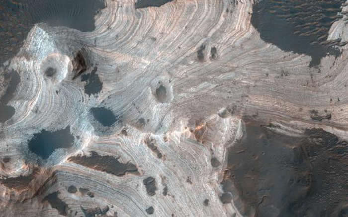������Ƭ����������ֻ��ǿ�������������MRO�����ظ߷ֱ��ʿ�ѧʵ����������HiRISE������ģ����ֳ�ֱ��140����Ļ������ɿ��д������в�״ɰ�ҡ�