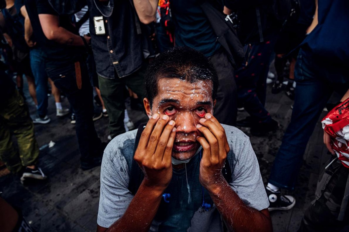 2020年5月29日,纽约警察局在群众抗议警察杀死乔治. 弗洛伊德时发射催泪瓦斯,示威者淋了一身牛奶。 虽然一般认为牛奶可以对抗催泪瓦斯的影响,但牛奶的中和效果