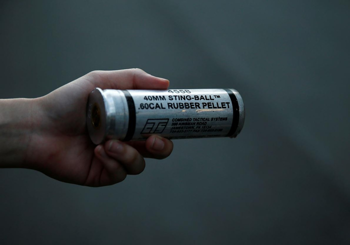 2020年5月31日,在美国华盛顿的H街上,示威者手持警方在示威行动中发射的一枚完整40毫米橡胶子弹。 因为乔治‧弗洛伊德死于明尼亚波利斯警方拘留期