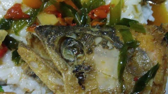 印尼中爪哇男子养了一条贵价观赏鱼“龙吐珠” 托父亲照顾惨被油炸“加菜”