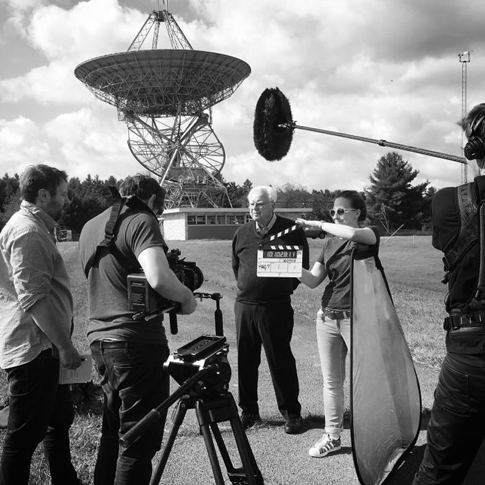 在绿堤天文台(Green Bank Observatory)奥兹玛计划望远镜前的法兰克. 德瑞克和英国广播公司(BBC)影片拍摄小组成员。 望远镜控制室已恢复成