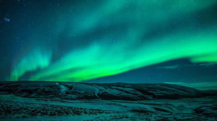 当太阳抛射的日冕物质撞击地球磁场时,就会产生壮丽的极光。这是在冰岛上空拍摄的极光景象