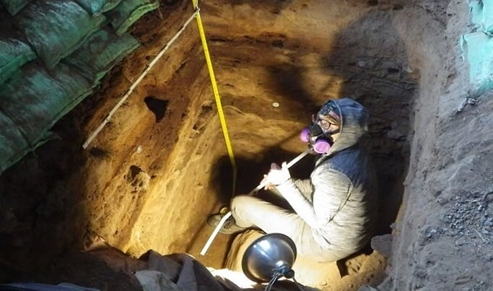 研究小组成员在美国俄勒冈州的佩斯利洞穴工作。