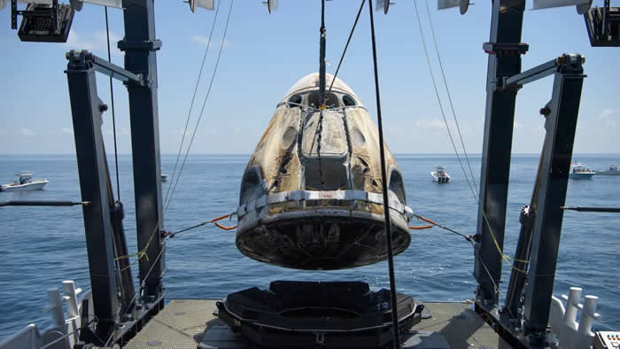 SpaceX和NASA完成历史性任务 龙飞船带着两名宇航员安全返回地球