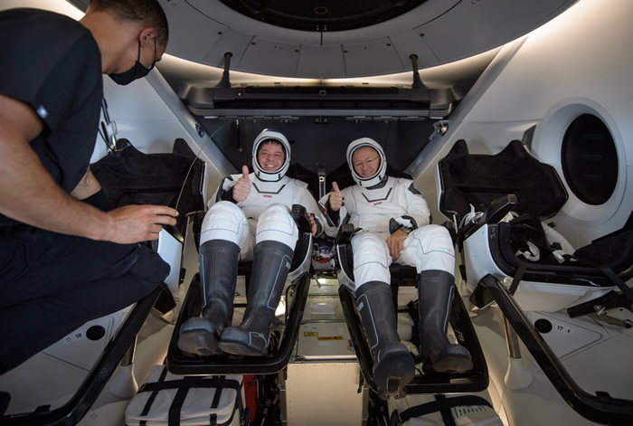 SpaceX和NASA完成历史性任务 龙飞船带着两名宇航员安全返回地球