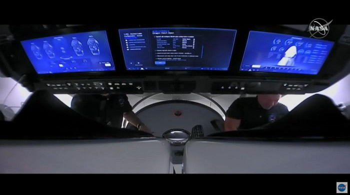 SpaceX和NASA完成历史性任务 龙飞船带着两名宇航员安全返回地球