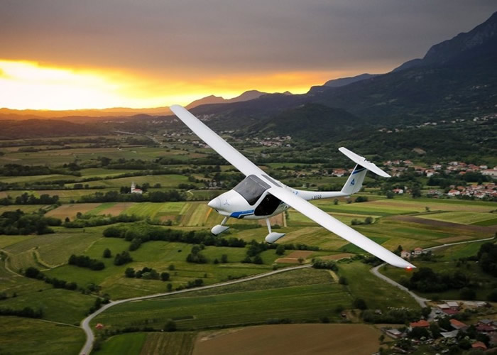 全球首架获欧盟航空监管机构认证的电动飞机“Velis Electro”在瑞士西部完成处女首航