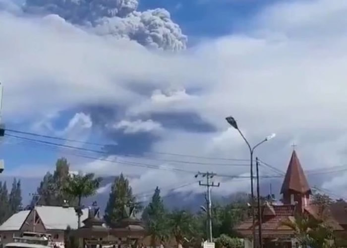 印尼北苏门答腊锡纳朋火山喷发 火山灰冲上5000米高空