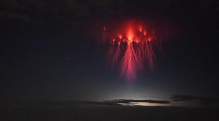 美国德州天文学家Stephen Hummel在洛克山山脊上捕捉到“红色精灵”自然现象