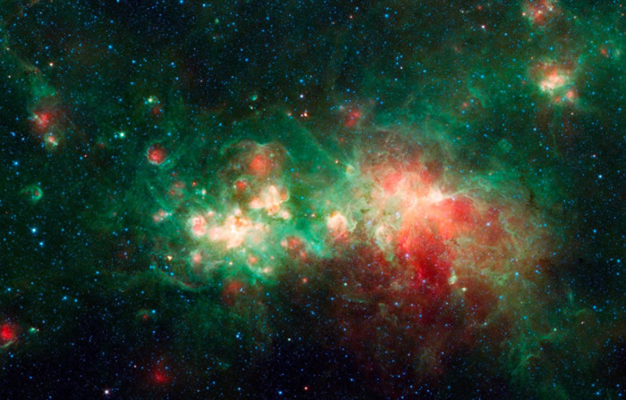 “恒星工厂”!斯皮策太空望远镜发现银河系一个区域正在快速形成恒星