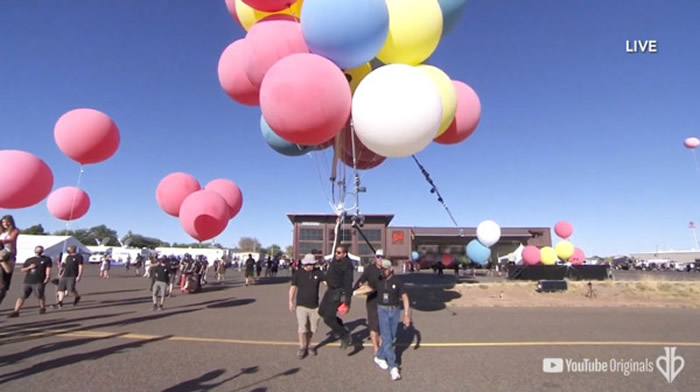 美国疯狂魔术师David Blaine手抓气球飘浮上2万4000英尺高空