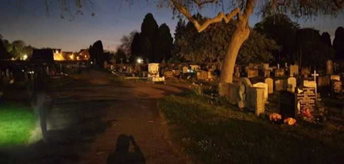 波兰夫妻深夜散步走进墓园 墓碑前祈祷后拍摄到一个人穿牛仔裤但只有下半身
