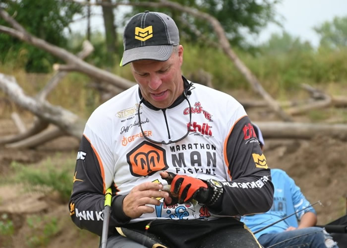 为协助非牟利组织筹款 美国伊利诺伊州渔民24小时钓2645条鱼破吉尼斯世界纪录