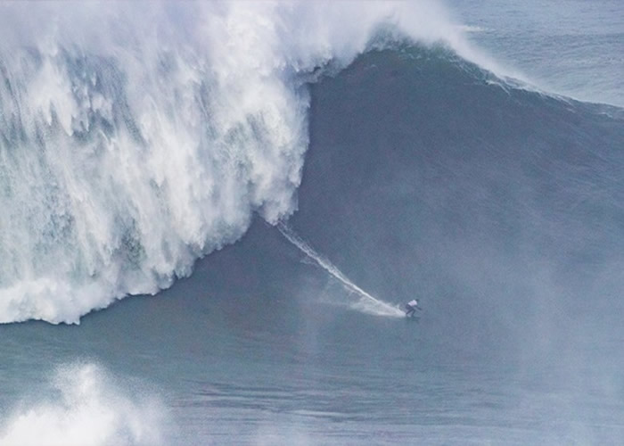 葡萄牙纳扎雷举行全球滑浪大赛 巴西女滑浪手Maya Gabeira成功征服22.4米高巨浪
