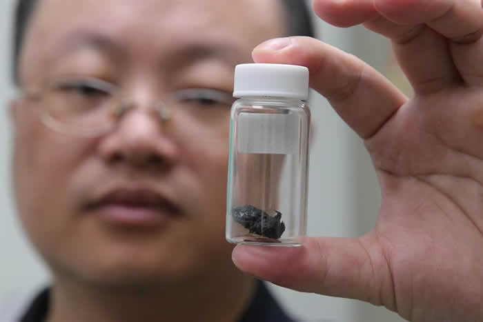 国立高雄大学生命科学系副教授郑竣亦利用「核磁共振光谱(NMR)」技术,对于兰屿李姓民众送鉴定的异香怪石样本,确认是龙涎香。 (中时电子报 林瑞益摄)