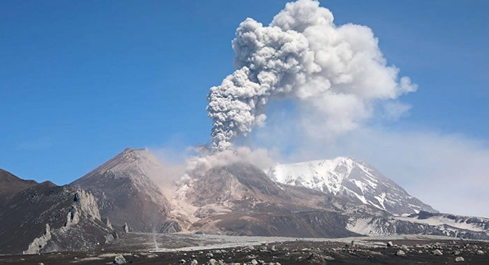 俄罗斯堪察加别济米扬内火山开始喷发 火山灰抛至海拔近1万米高