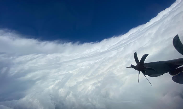 美国空军后备部队“飓风猎人”飞机机组人员进入大西洋Epsilon飓风眼
