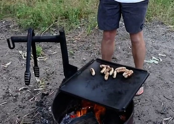 澳洲男子向朋友炫耀烧烤技巧 笑翠鸟从天而降瞬间将香肠叼走