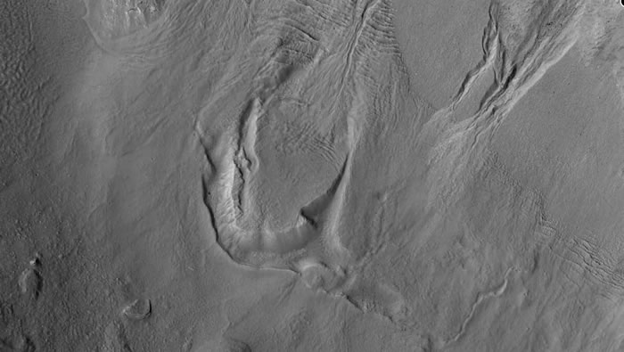 火星的Nereidum Montes地区有一个“巨大的、以前未被发现的水冰库”