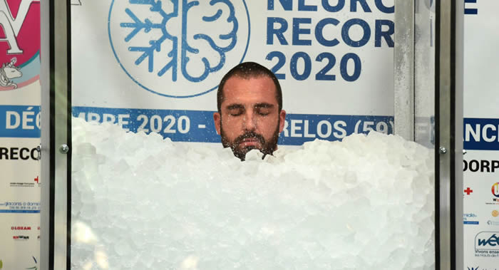 《北方之声》:法国人罗曼•万丹多尔普刷新全身接触冰块最长时间世界纪录