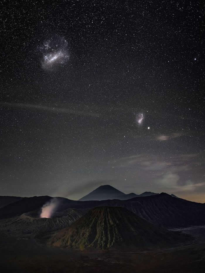 大麦哲伦星云和小麦哲伦星云在婆罗摩火山上空升起。这座火山是印度尼西亚爪哇岛婆罗摩腾格塞梅鲁国家公园的一座活火山。
