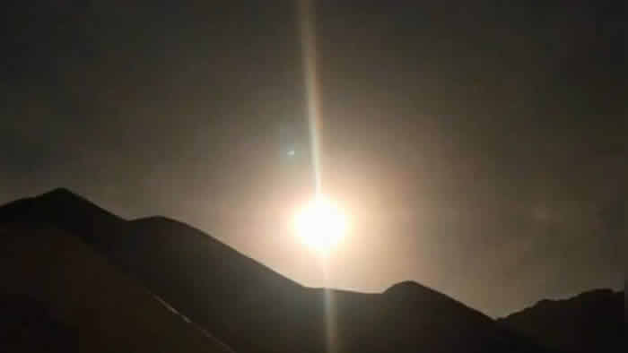 青海玉树囊谦县疑有陨石划过伴有巨响 火流星可能落在青海与西藏交界处