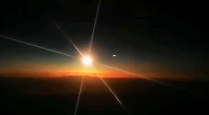 火流星!2020年12月23日凌晨青海玉树襄谦县天降巨大火球 中国地震台网证实陨石坠落