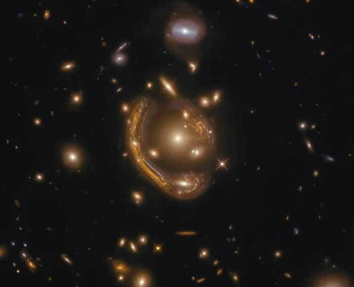 哈勃太空望远镜捕捉罕见“爱因斯坦环”GAL-CLUS-022058s 环状星团如一枚金戒