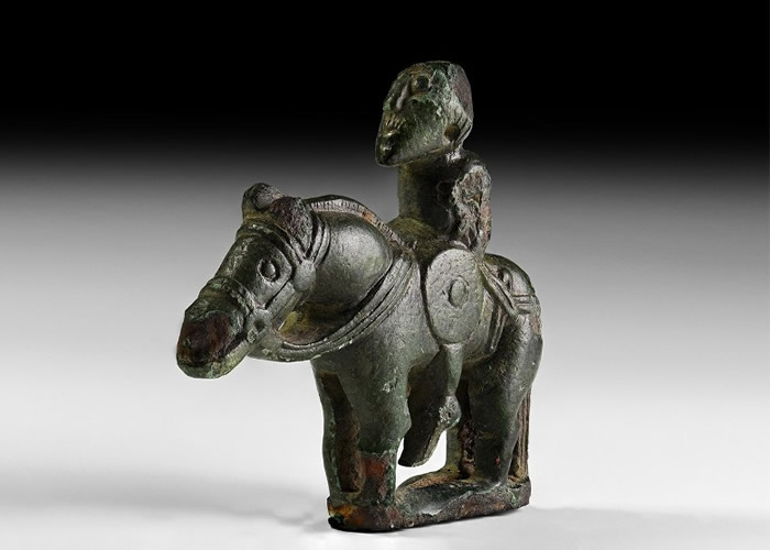 英国金属探测器寻宝爱好者在诺福克郡寻获铜制骑士像 研究证实是1400年前象棋棋子