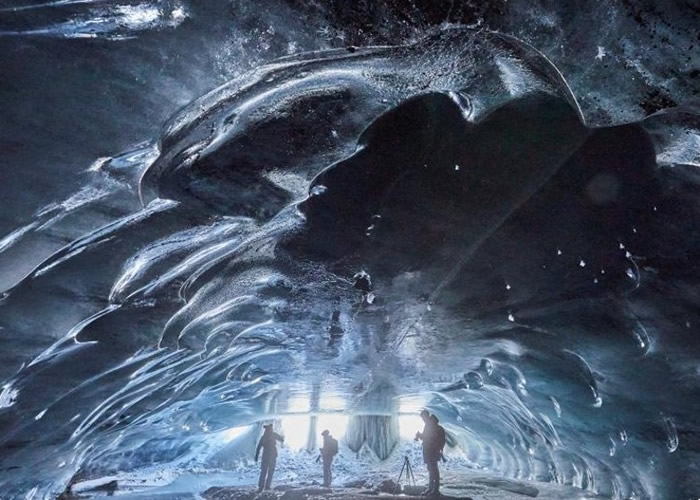 瑞士阿尔卑斯山天然冰洞开放 美景犹如童话世界