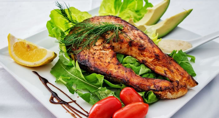 地中海饮食有助于降低心血管疾病的风险并会延长寿命