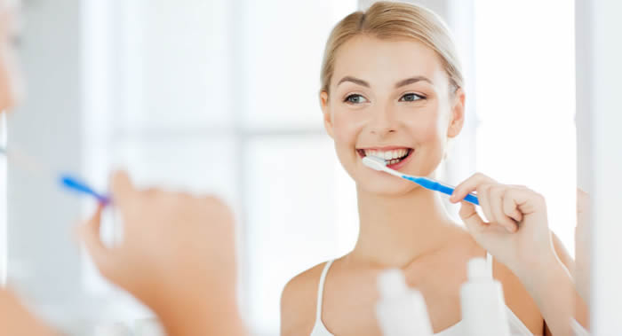 美国牙医苏海尔•莫西乌丁：“您知道牙刷中含有大量细菌吗？”