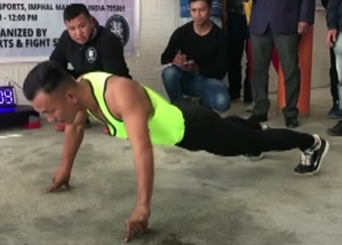 印度运动员Laithangbam Vidyasagar Singh仅运用4只手指一分钟之内做85下掌上压 再度创下世界纪录