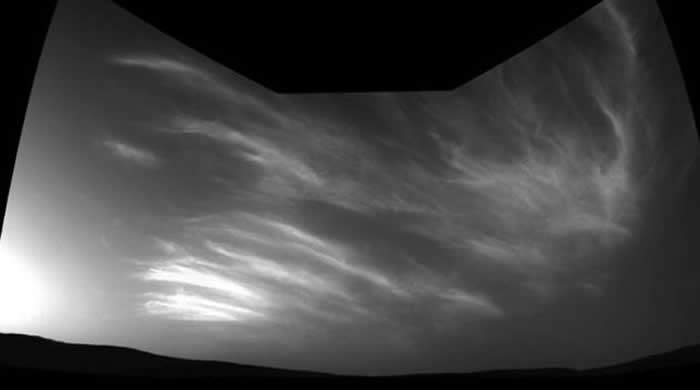 夜光云在火星的天空中闪闪发光