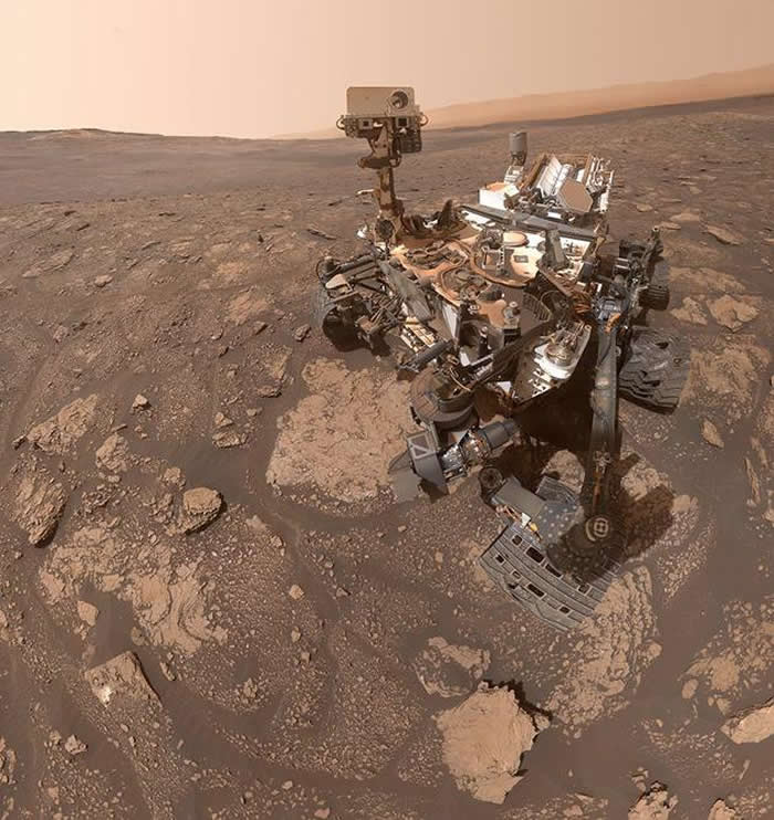 为了纪念19世纪古生物学家玛丽·安宁。好奇号在第2922火星日拍摄了最新的“自拍”，以庆祝它在前方的岩石板上成功钻出了三个洞。