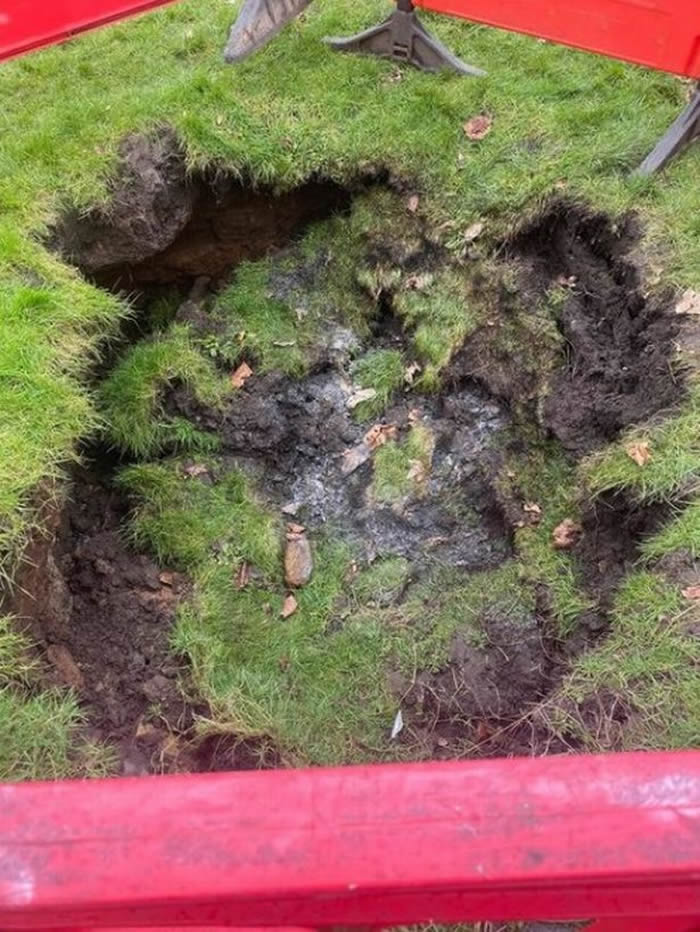 Ӣ�������ֵġ������ػ�԰��ͻȻ���ݳ��־޴�Ӷ� ������8�������