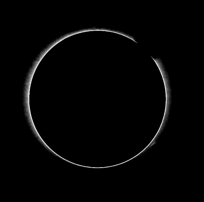 2021年2月27日在云南天文台稻城观测站获得的白光日冕像。北极在上，东边在左。